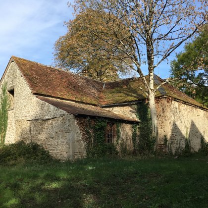 Grange  le toit est à refaire pour un théatre et une taverne