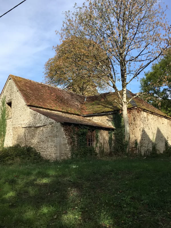 Grange  le toit est à refaire pour un théatre et une taverne